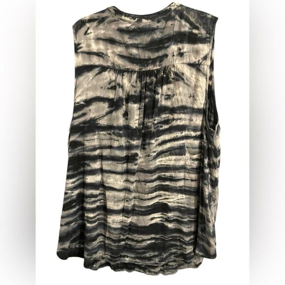 Torrid Women's Black and White Sleeveless Blouse - Picture 4 of 5